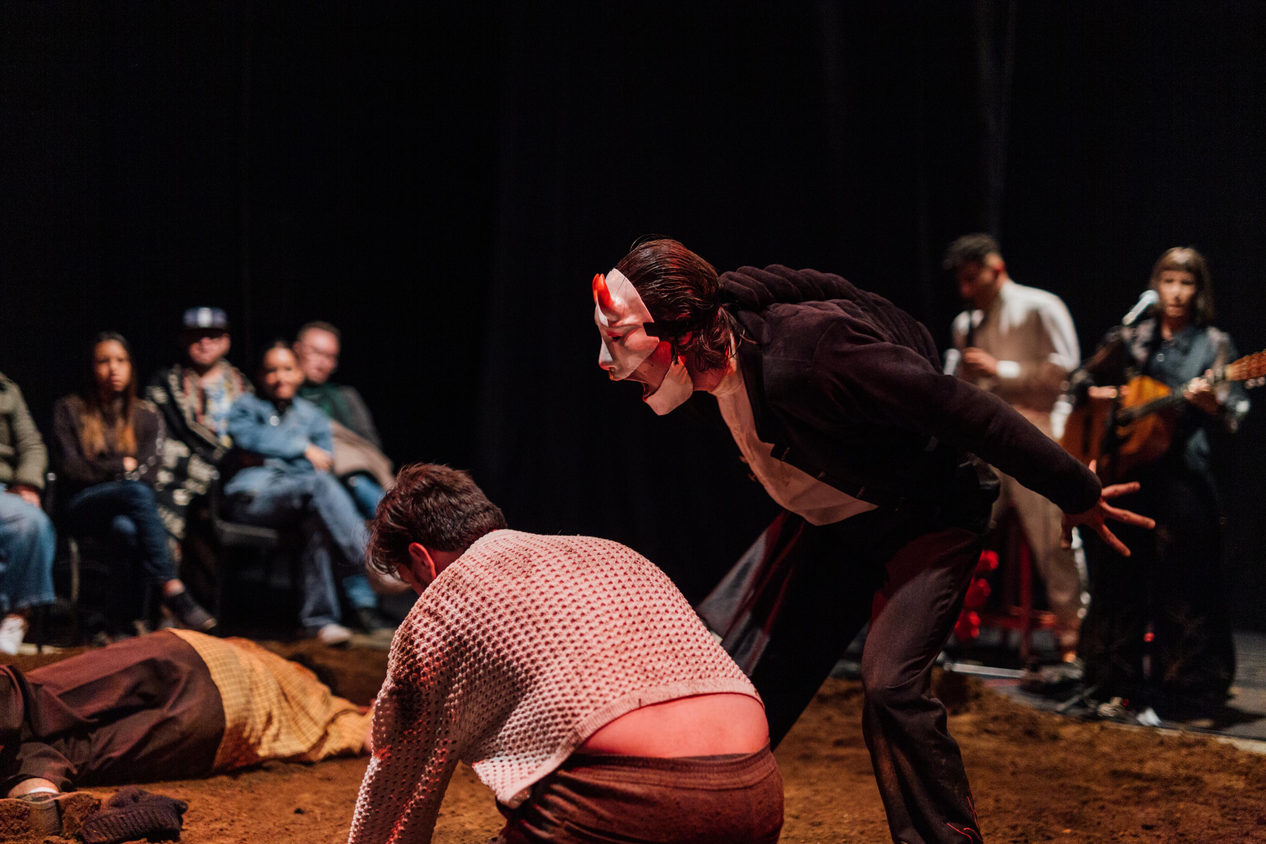 Personaje con máscara